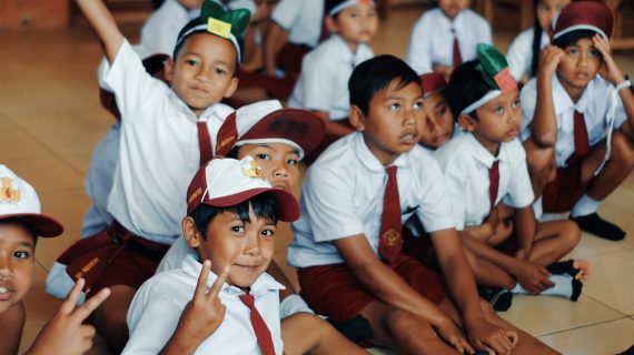 Interaksi antar murid bisa sangat bermanfaat bagi prestasi pendidikan